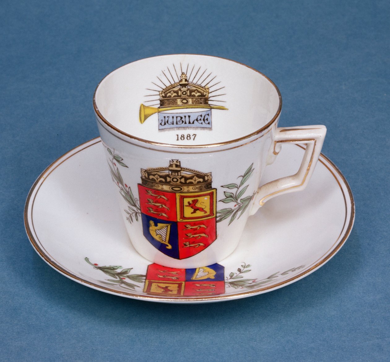 Tazza e piattino in porcellana di Plymouth commemorativi del Giubileo della Regina Vittoria, 1887 da English School