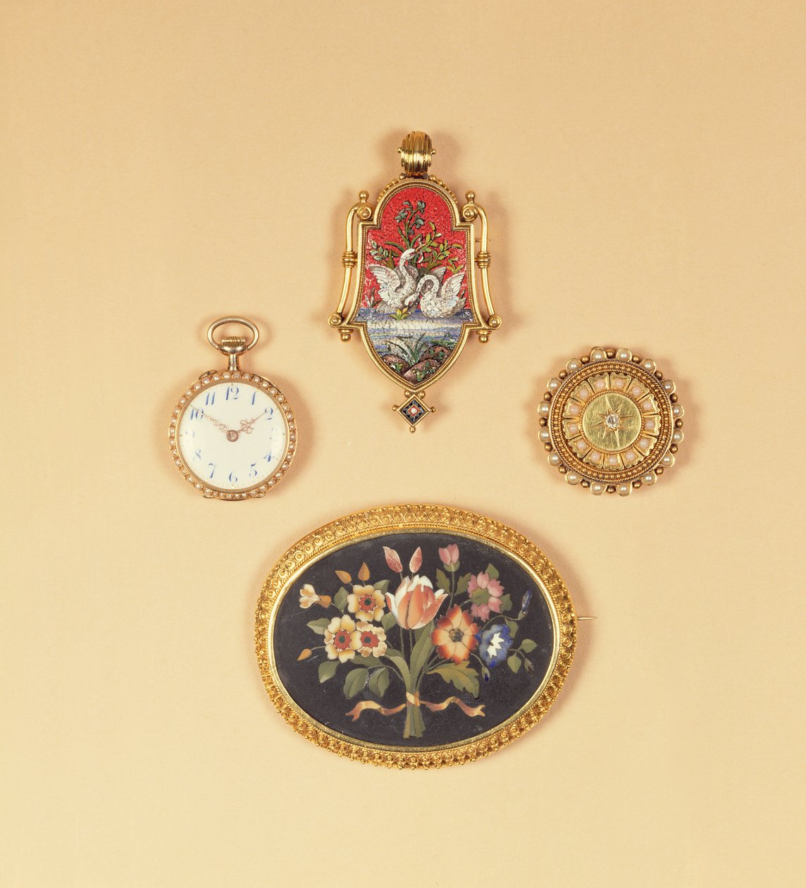 Orologio da tasca con perla divisa (fronte e retro); spilla micro-mosaico vittoriana; spilla pietra dura vittoriana da English School