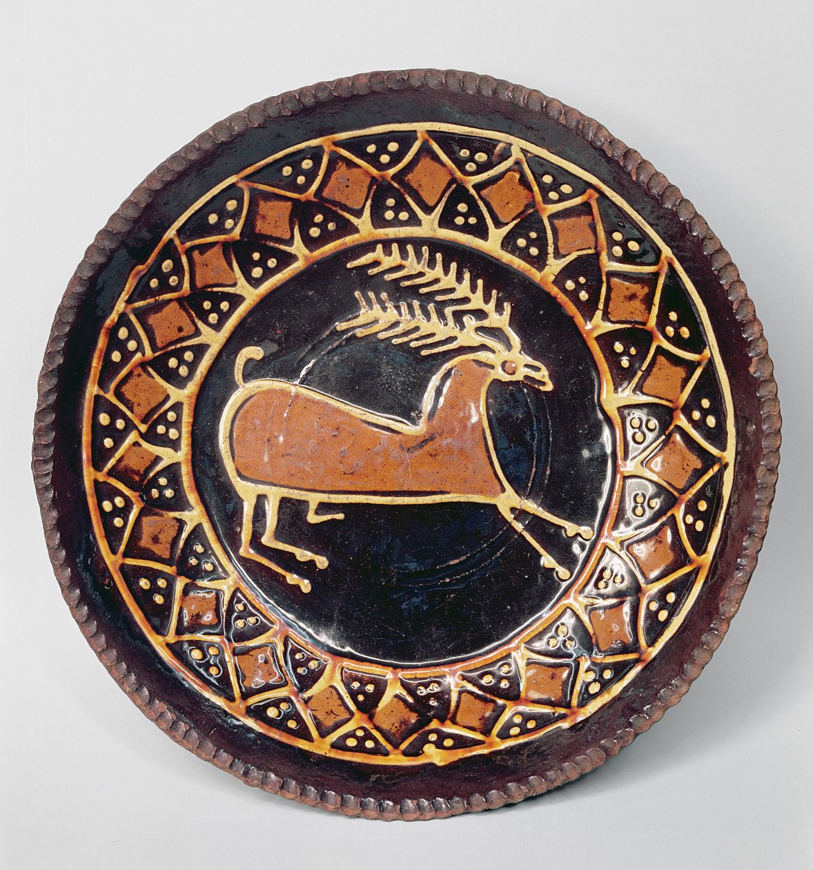 Piatto in terracotta di Staffordshire decorato con un cervo, metà XVIII secolo da English School