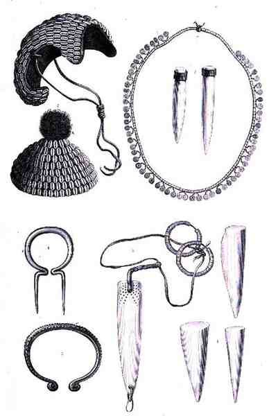 Tappi labiali in pietra, collane, bracciale della tribù Jar, copricapo Shuli, da La Storia dell