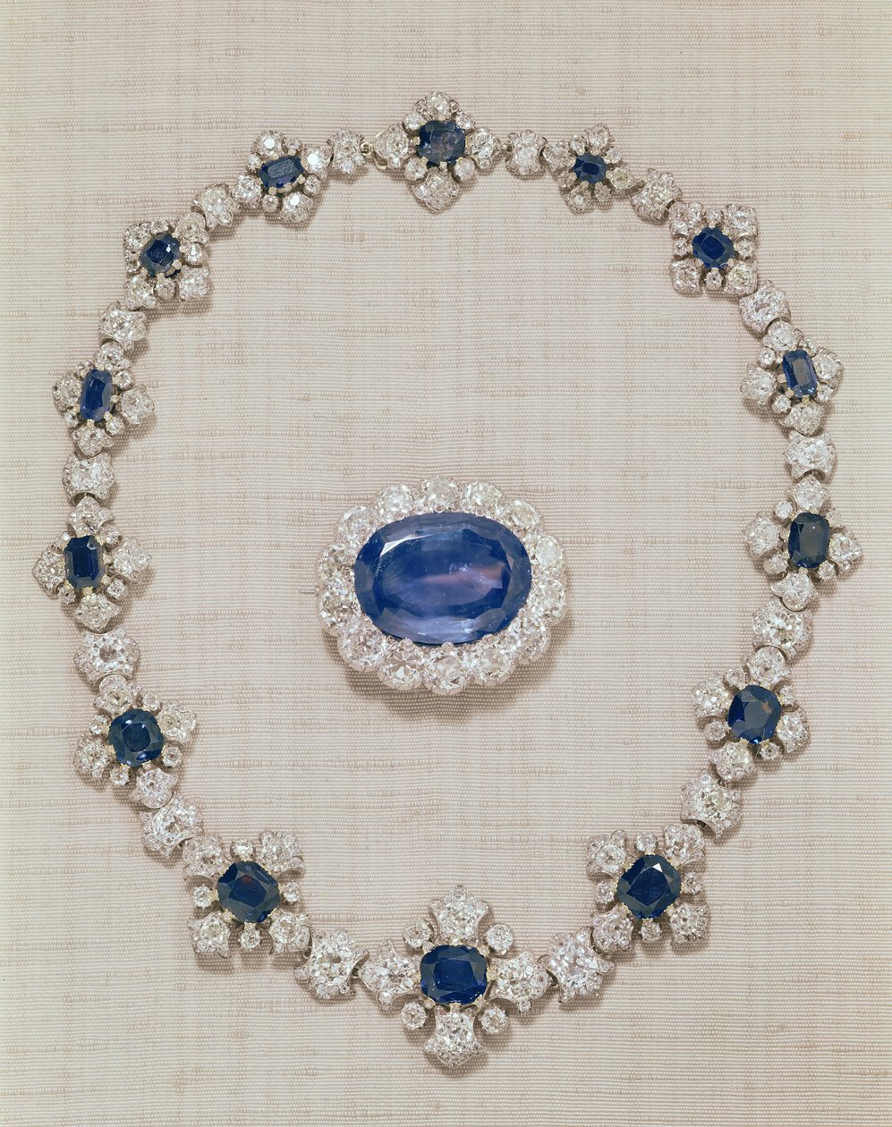Gli zaffiri della Principessa Reale - spilla e collana di zaffiri e diamanti da English School