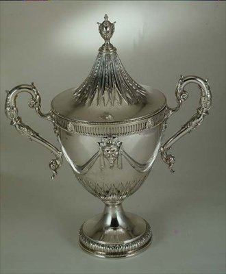 Coppa a due manici con coperchio, modellata su disegno di William Kent, 1774 da English School
