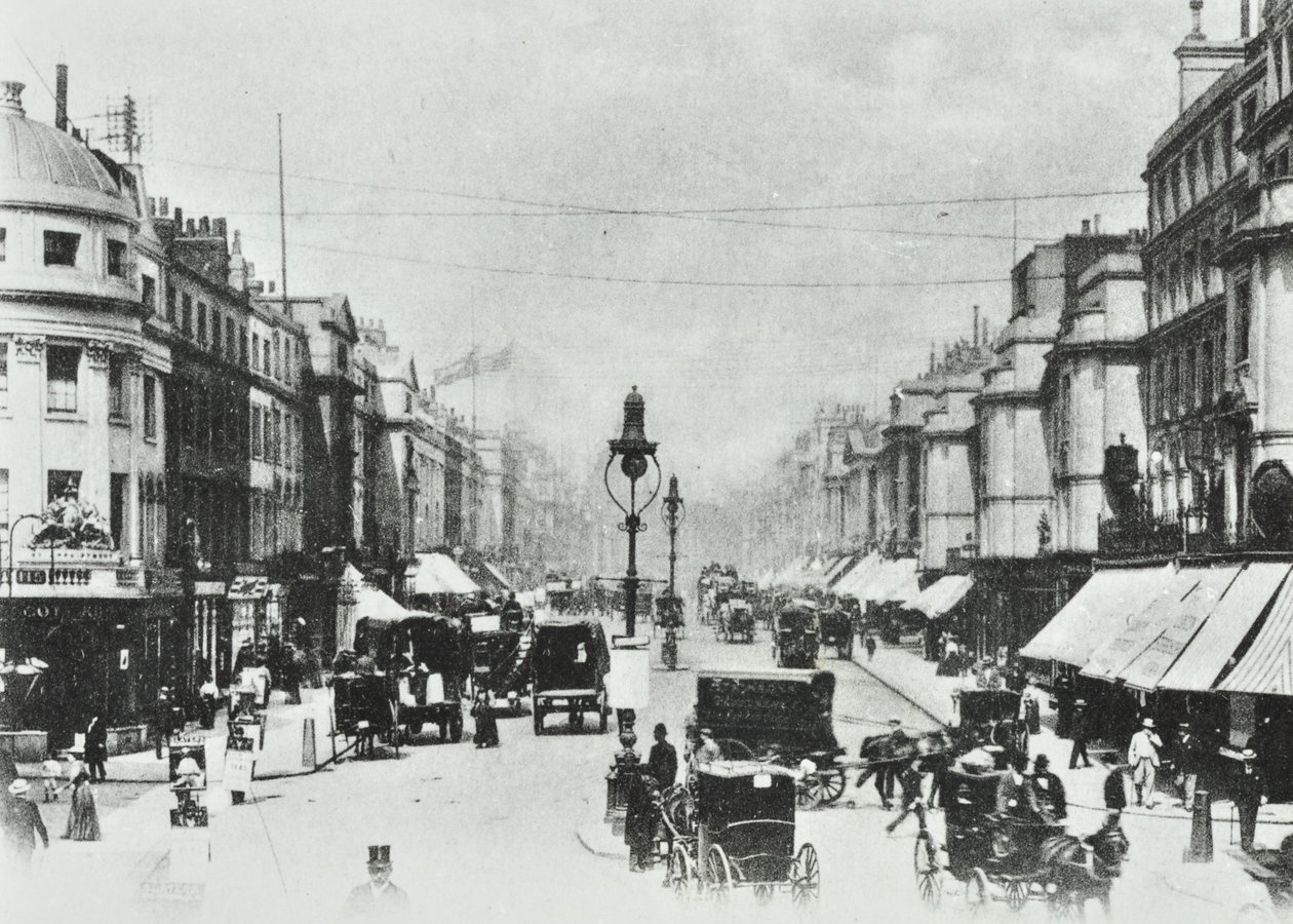 252-260 Regent Street: vista nord verso Oxford Circus, 1890 da English Photographer