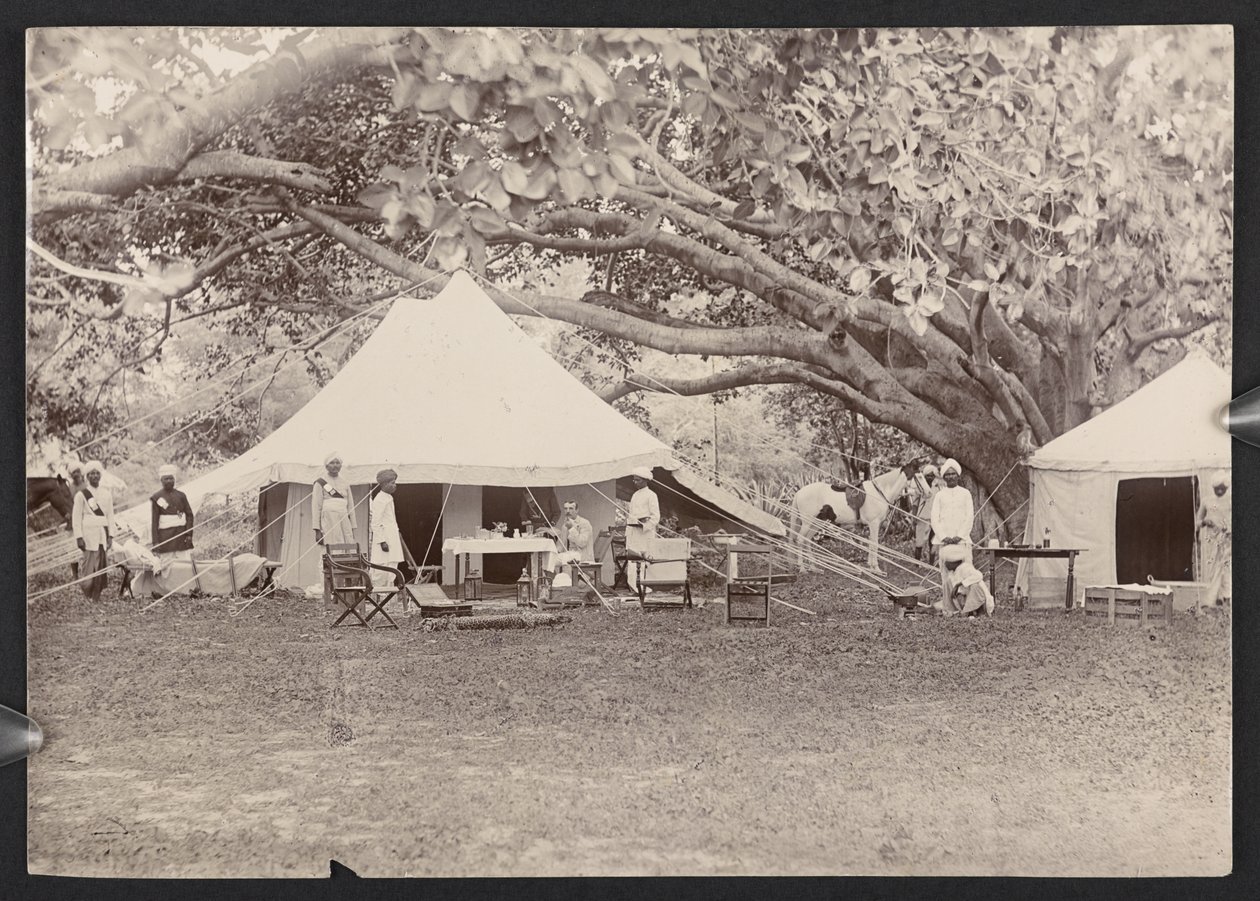 J.J. Cotton in topi e tenda (foto b/n) da English Photographer