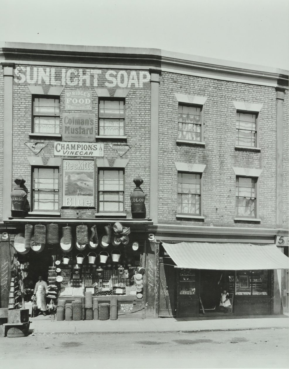 3-4 Gainsborough Road: elevazioni anteriori, Londra, 1899 da English Photographer