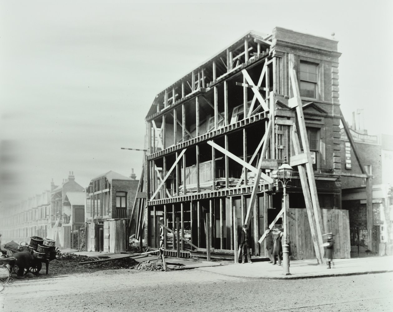 85 Stoke Newington Road: angolo tra Stoke Newington Road e Prince George Road, 1897 da English Photographer