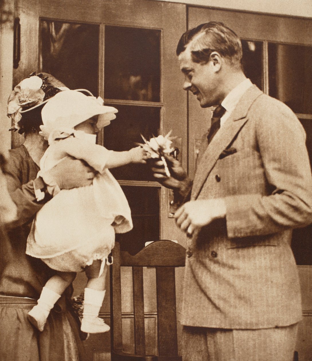 Un bambino consegna un bouquet a Re Edoardo VIII al centro del villaggio di Enham, 1926 da English Photographer