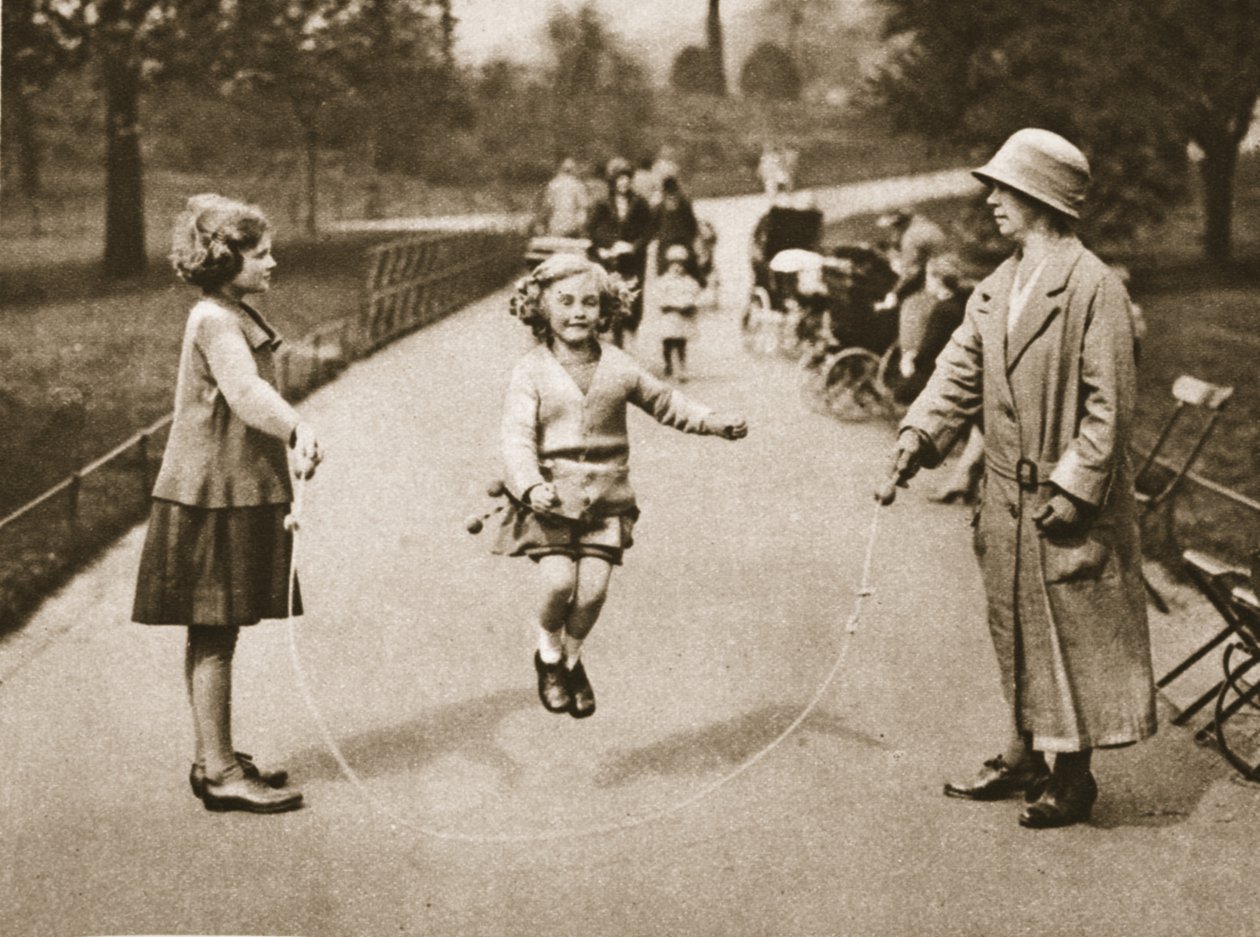 Una ragazza che salta a Hyde Park o Kensington Gardens, da Wonderful London, pubblicato 1926-27 da English Photographer