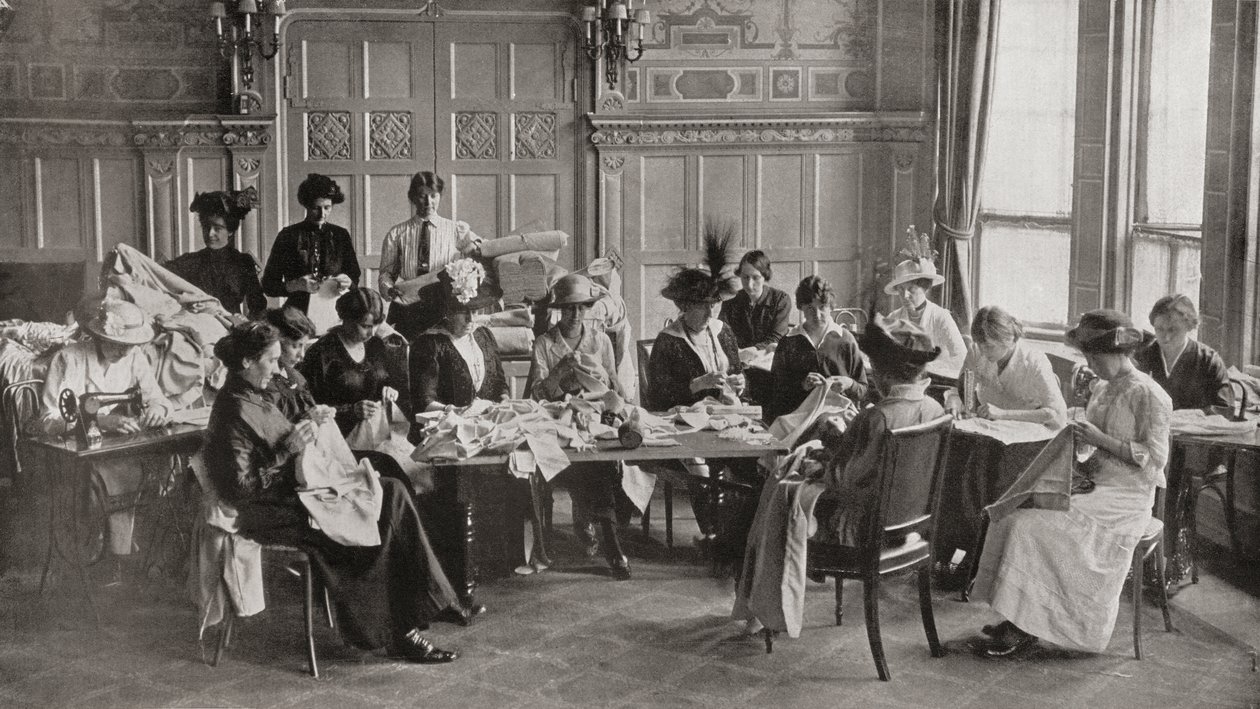 Un incontro di cucito della Croce Rossa femminile al Claridge