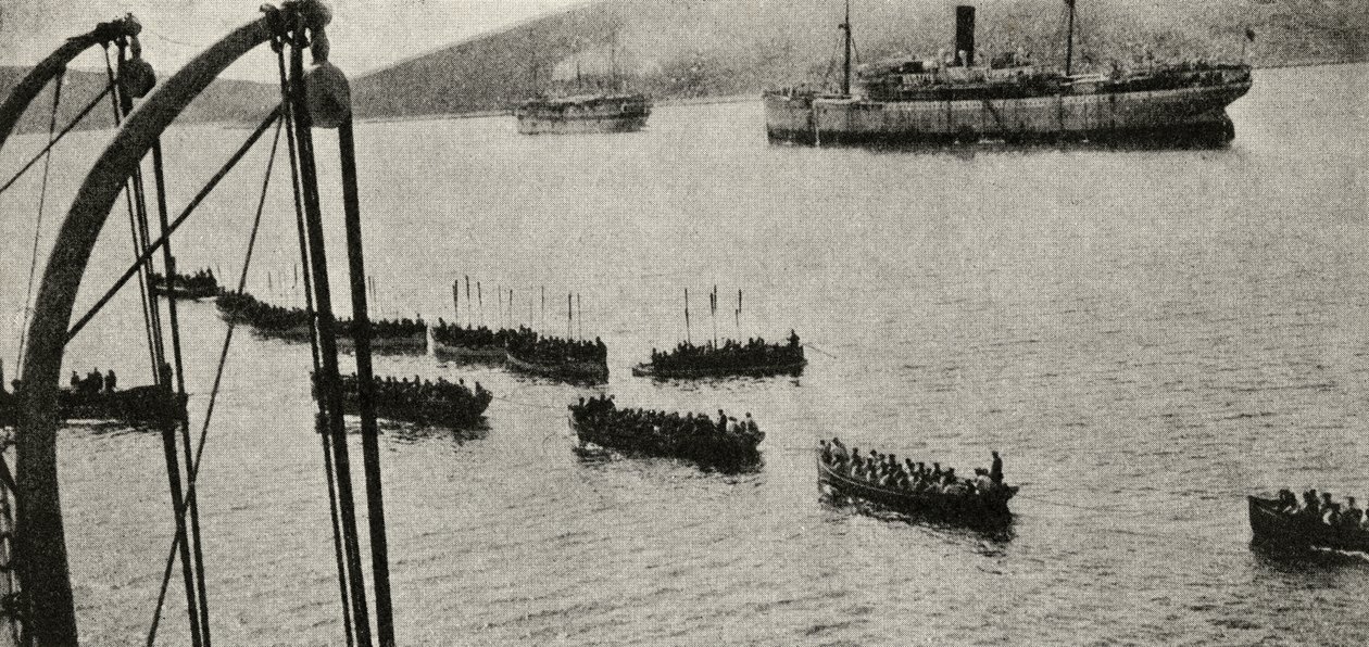 Una forza di sbarco che lascia i trasporti per la riva durante la Campagna di Gallipoli, da 
