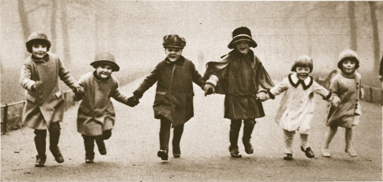 Una fila di bambini ben vestiti che corrono a Hyde Park, da Wonderful London, pubblicato 1926-27 da English Photographer