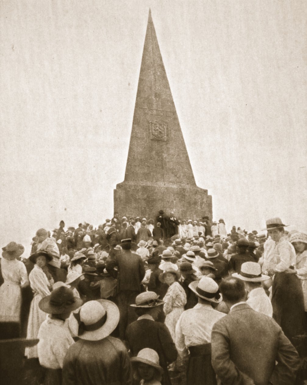 Un vecchio costume pittoresco a St. Ives: il Vecchio Cento al John Knill Obelisk, da The Illustrated War News, 2 agosto 1916 da English Photographer