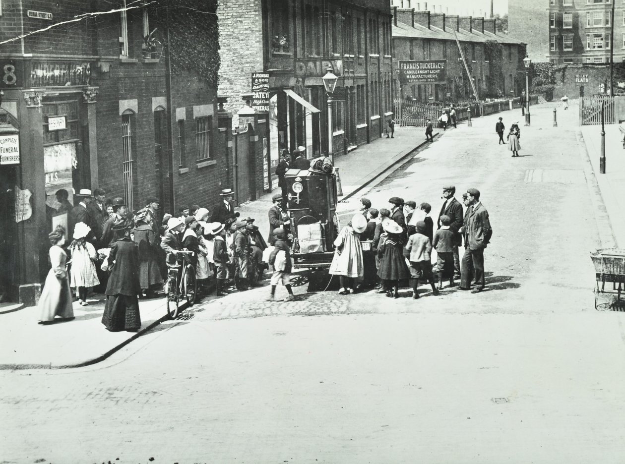 Un organista di strada a Putney, Londra, 1886 da English Photographer