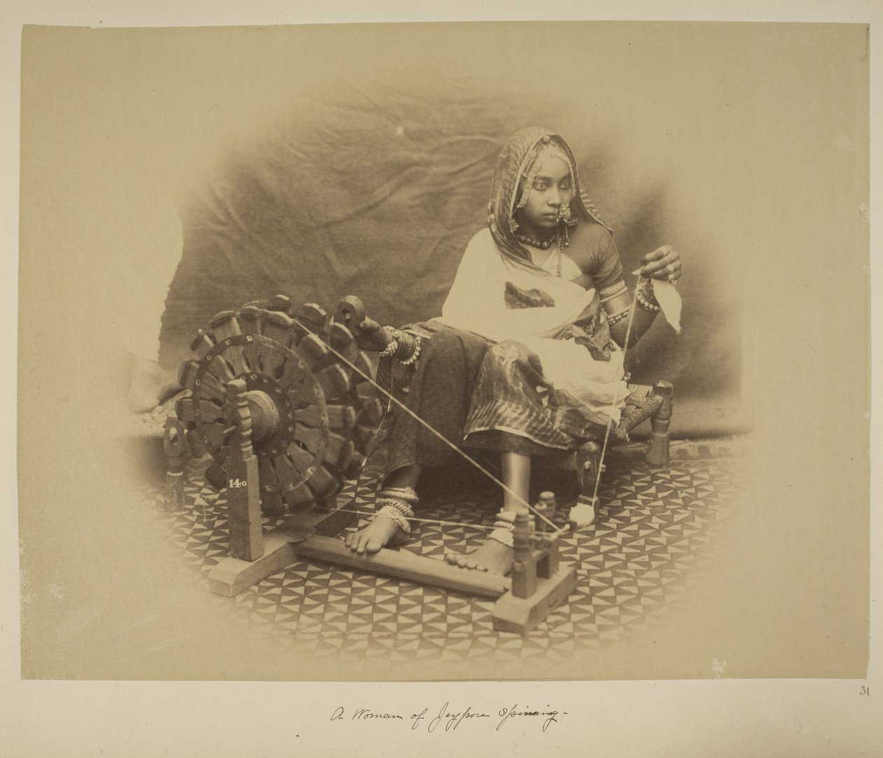 Una donna di Jeypore che fila, c.1890 da English Photographer