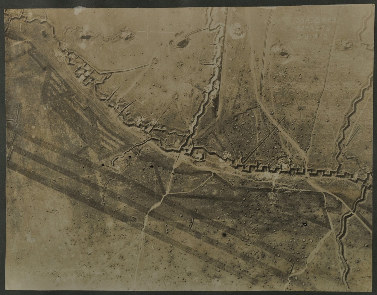 Fotografia aerea con trincee della Prima Guerra Mondiale, 1918 da English Photographer