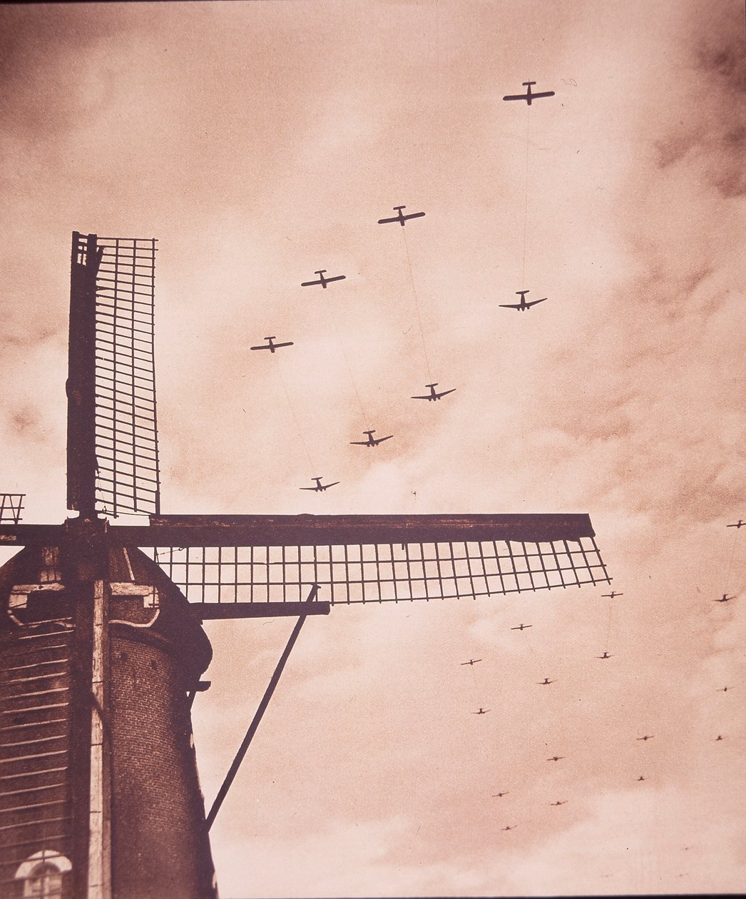 Aerei alleati trainano alianti che trasportano truppe aviotrasportate nei Paesi Bassi, Battaglia di Arnhem da English Photographer
