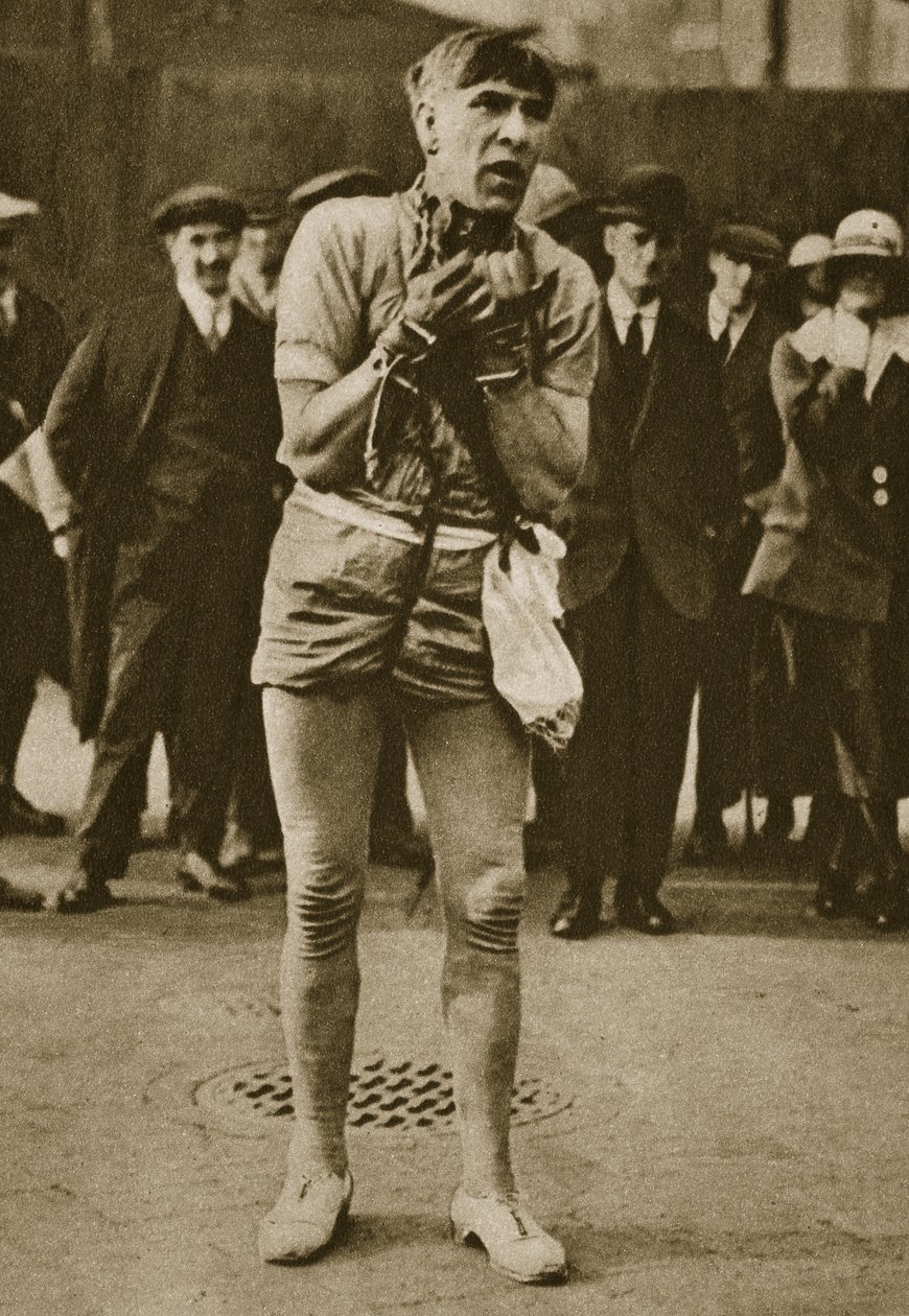 Un attore vestito da Houdini fuori dalla porta di un teatro da English Photographer
