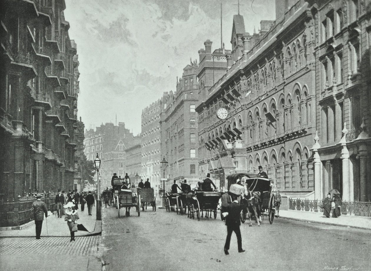 Army and Navy Stores, Victoria Street: vista est da Francis Street, 1895 da English Photographer