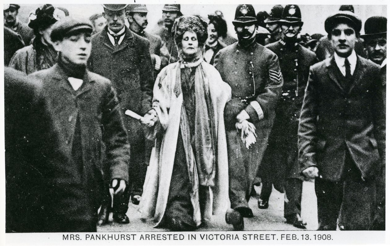 Arresto di Mrs Emmeline Pankhurst in Victoria Street, 13 febbraio 1908 da English Photographer