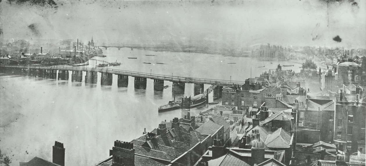 Battersea Bridge: vista dalla torre della chiesa di Chelsea, 1875 da English Photographer