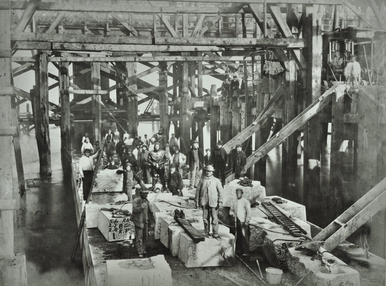 Blackfriars Bridge: operai edili, 1869 da English Photographer