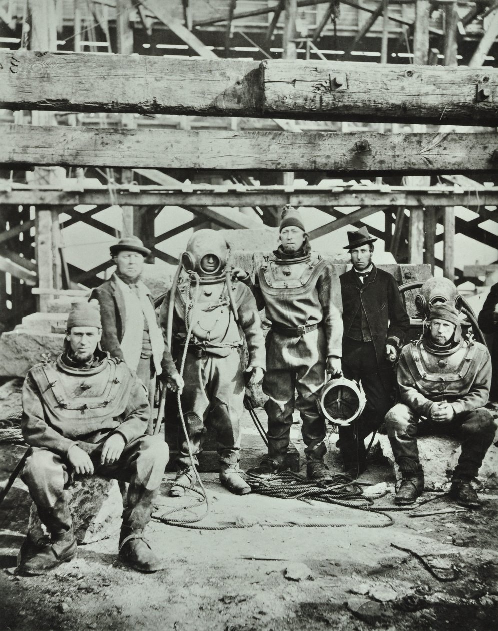 Blackfriars Bridge: operai edili posano con attrezzature, 1869 da English Photographer