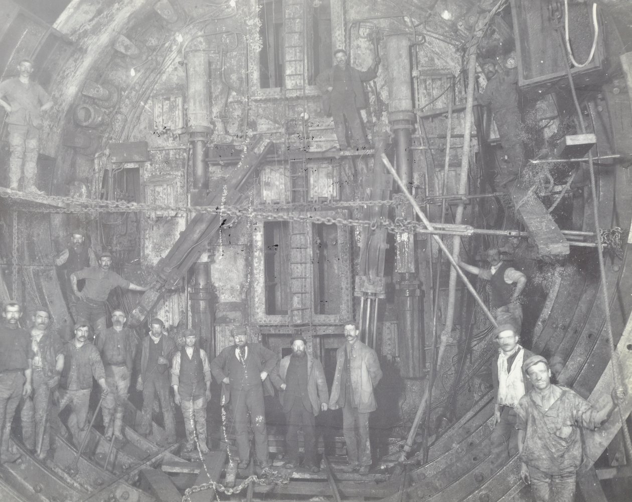 Tunnel di Blackwall: un gruppo di lavoratori nella camera d