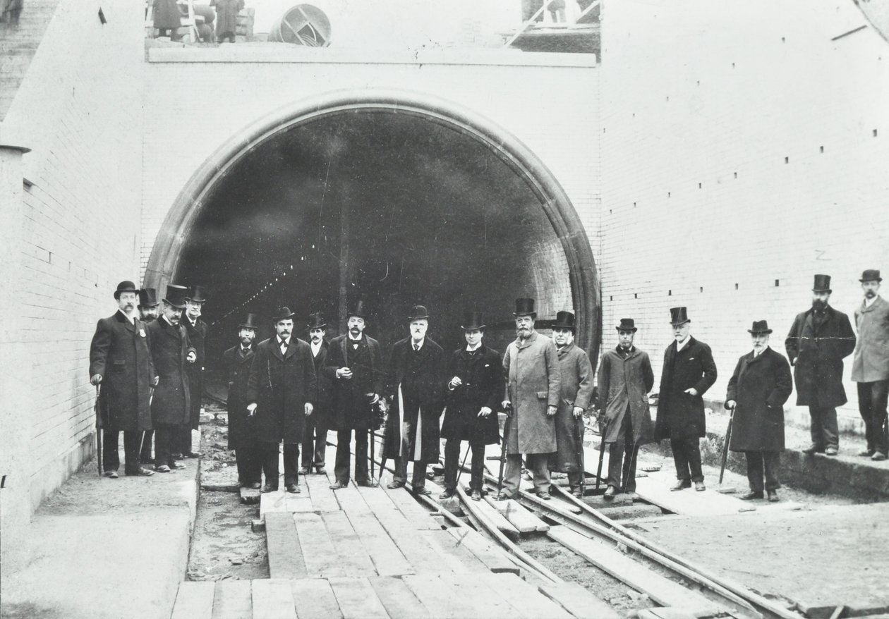 Tunnel di Blackwall: ispezione della parte subacquea da parte di dignitari, 1895 da English Photographer