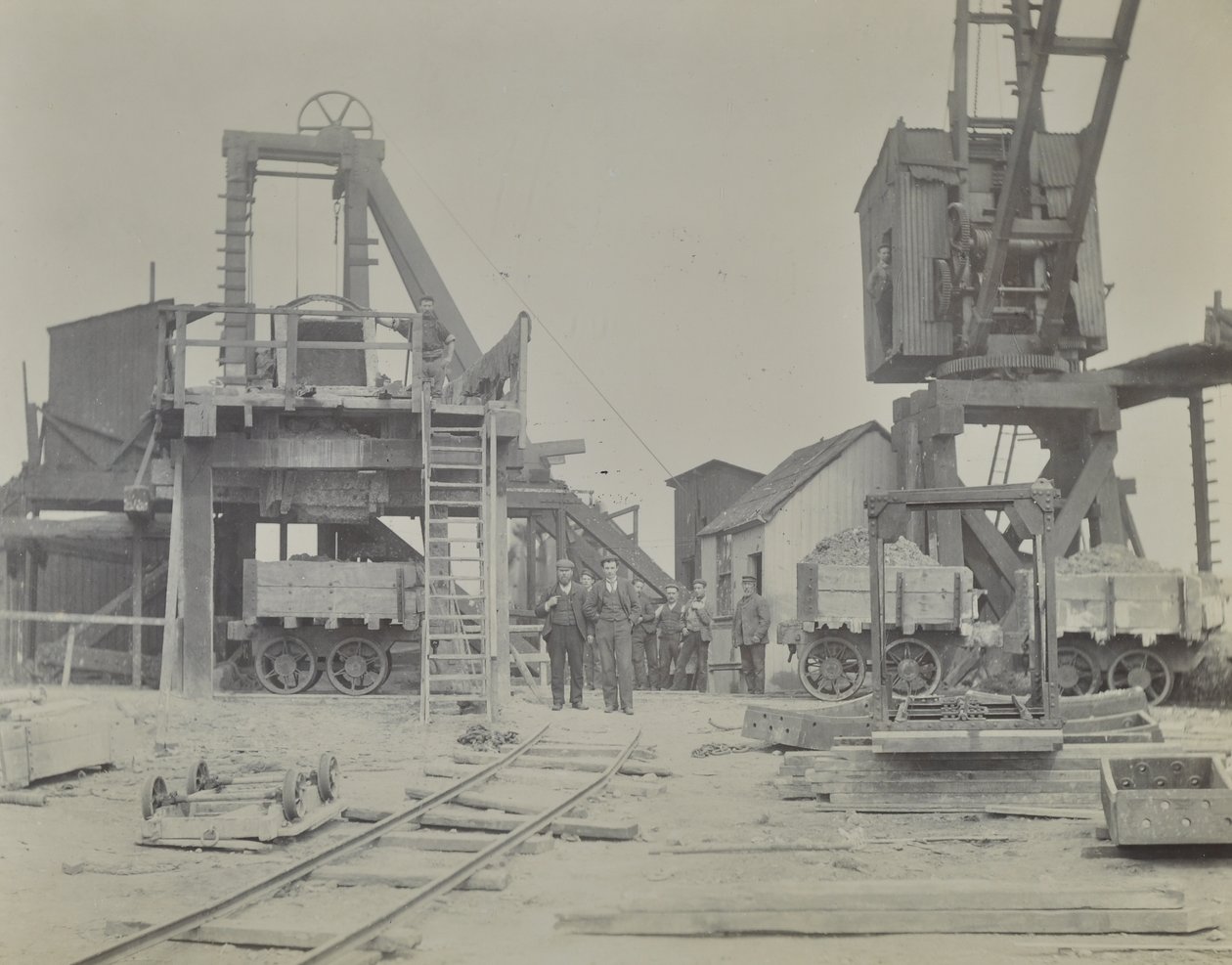 Tunnel di Blackwall: pozzo e operai durante la costruzione del tunnel, 1893 da English Photographer