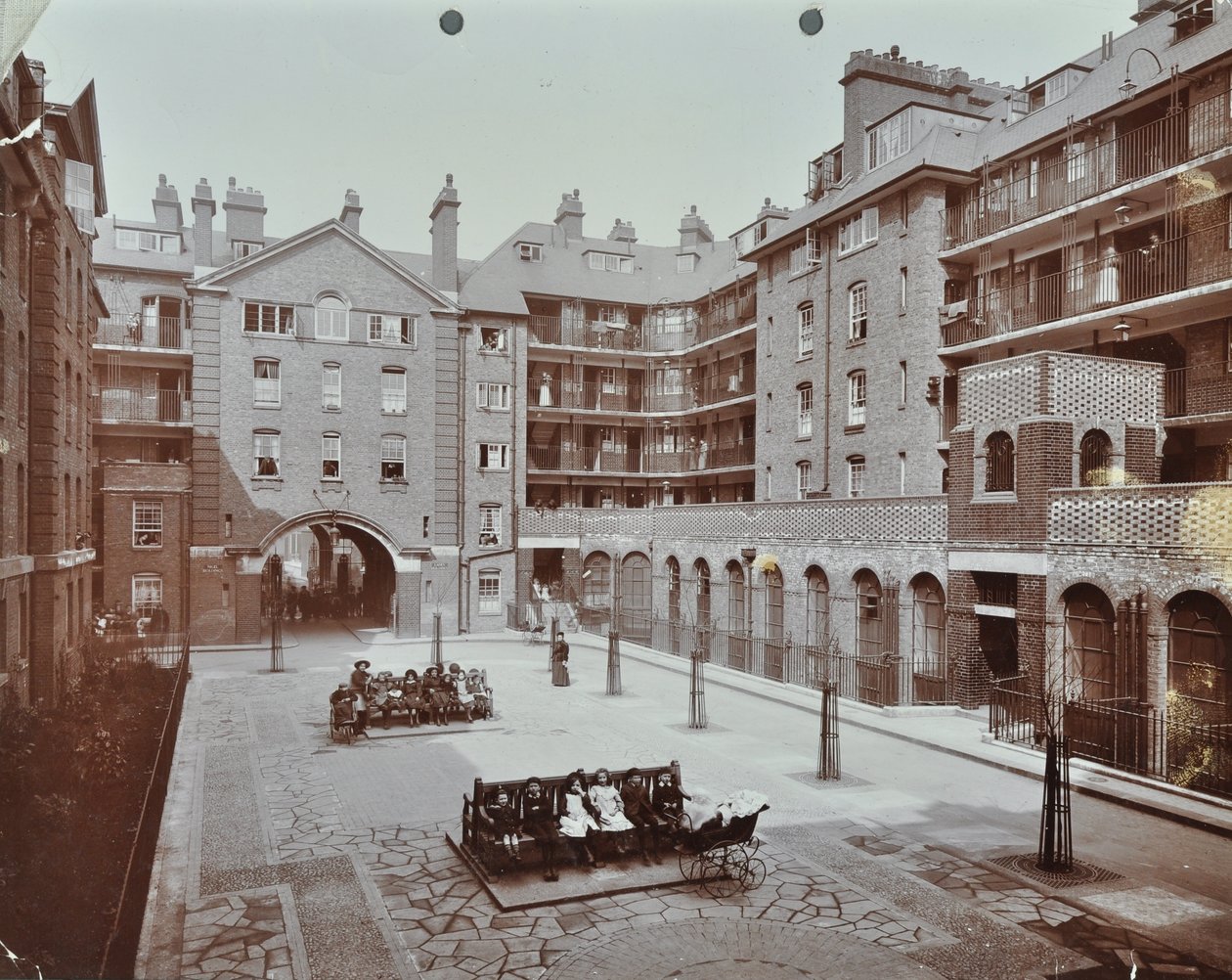 Bourne Estate: Laney Buildings, Londra da English Photographer
