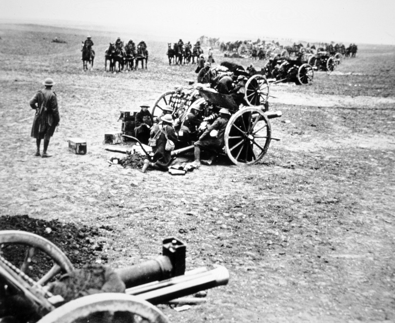Cannoni da campo britannici da 18 libbre in azione sul fronte occidentale da English Photographer