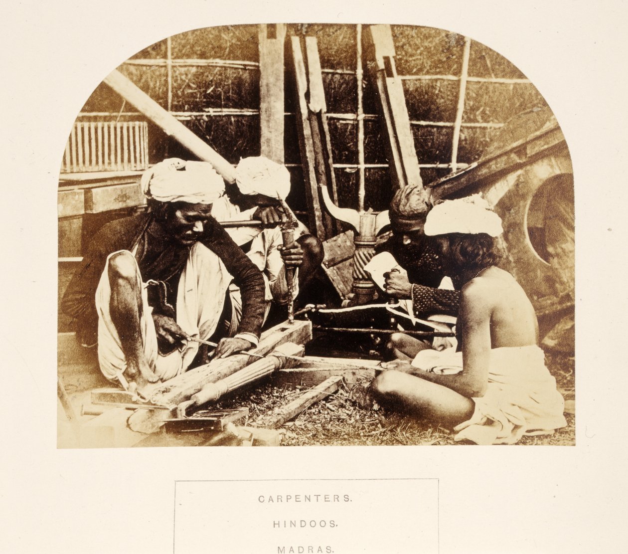 Falegnami, indù, Madras, da The People of India, di J. Forbes Watson, pubblicato 1868 (albumen print) da English Photographer