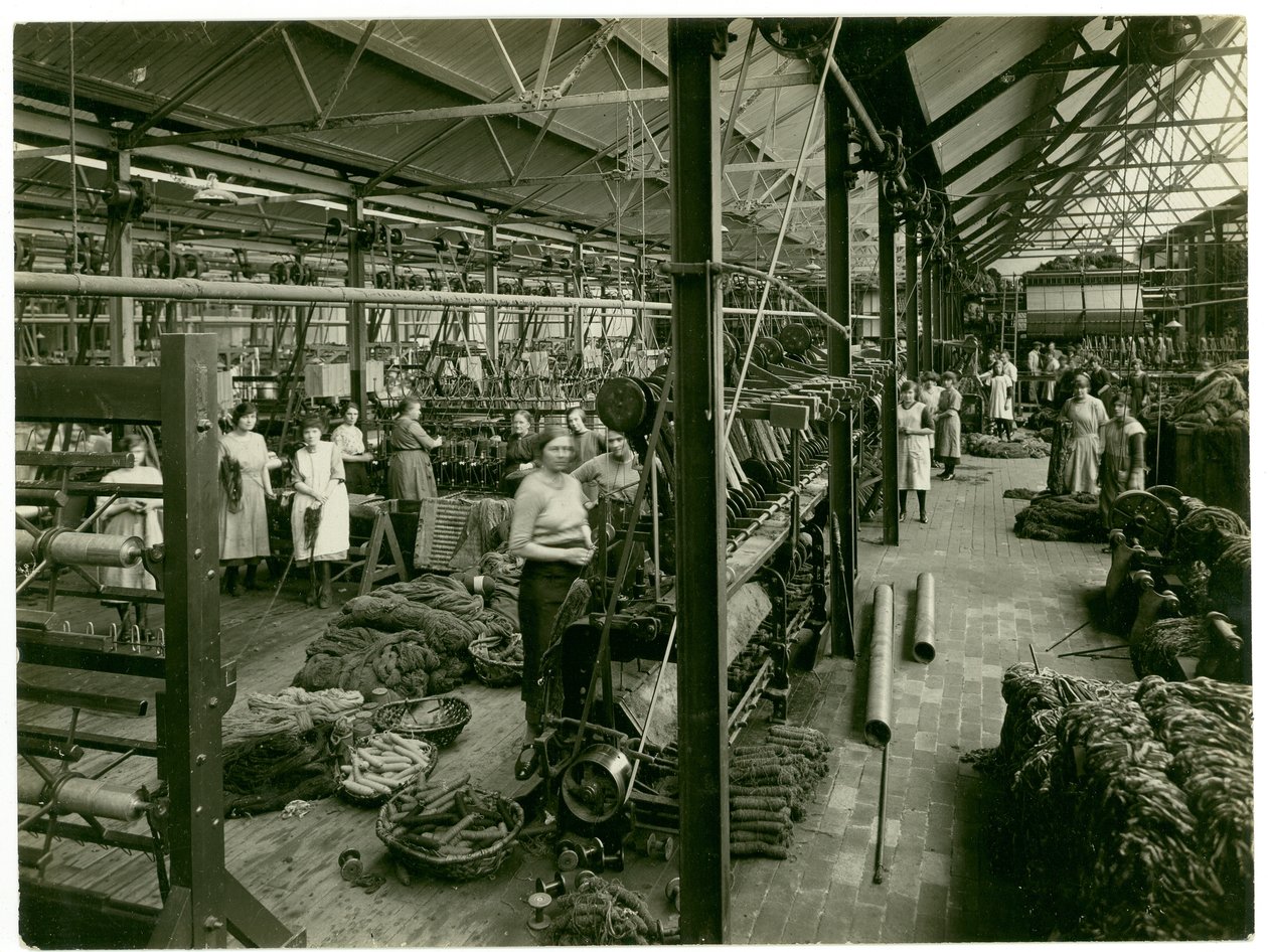 Avvolgimento della ciniglia, fabbrica di tappeti, 1923 da English Photographer