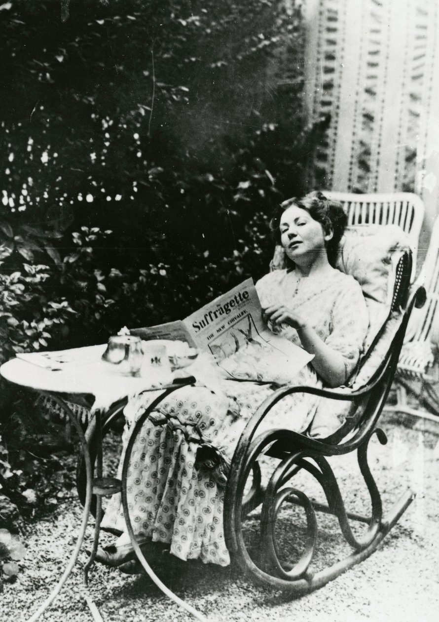 Christabel Pankhurst (1881-1969) che legge una copia di The Suffragette c.1905-14 da English Photographer