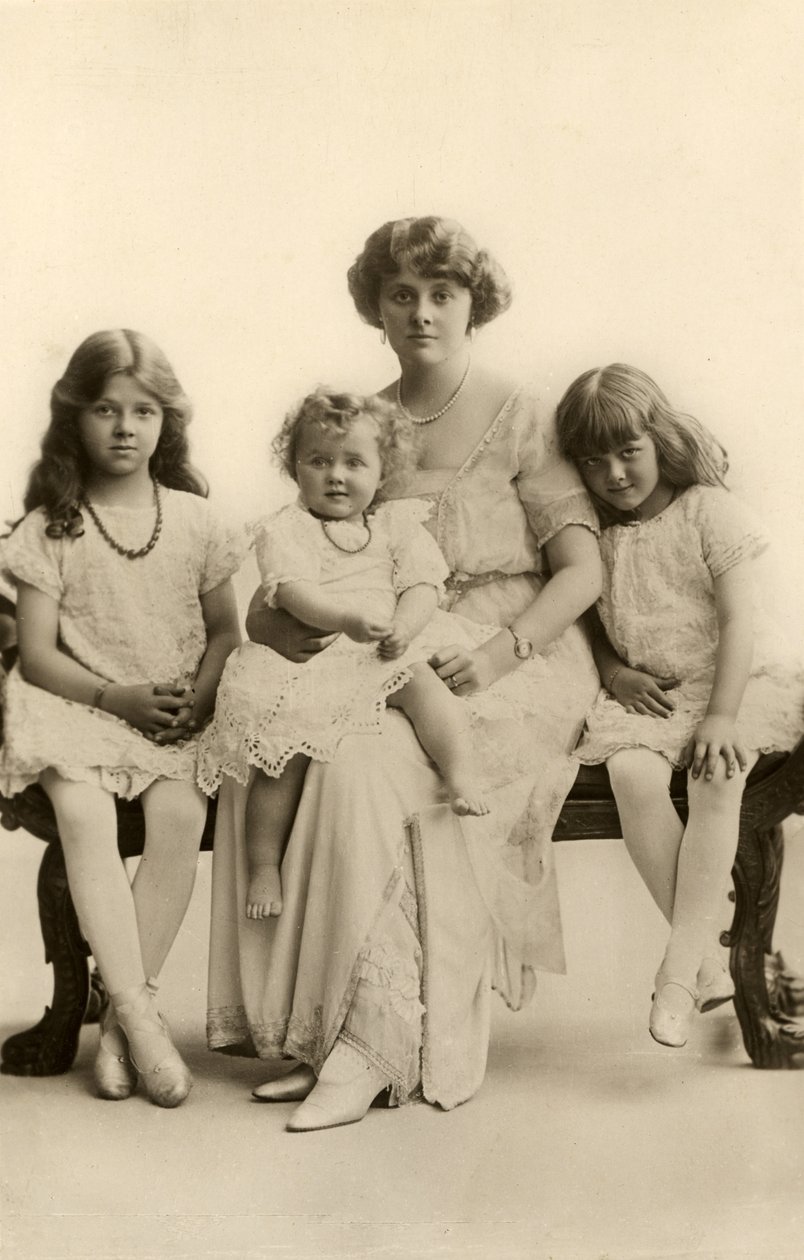 Daphne du Maurier da bambina (foto b/n) da English Photographer