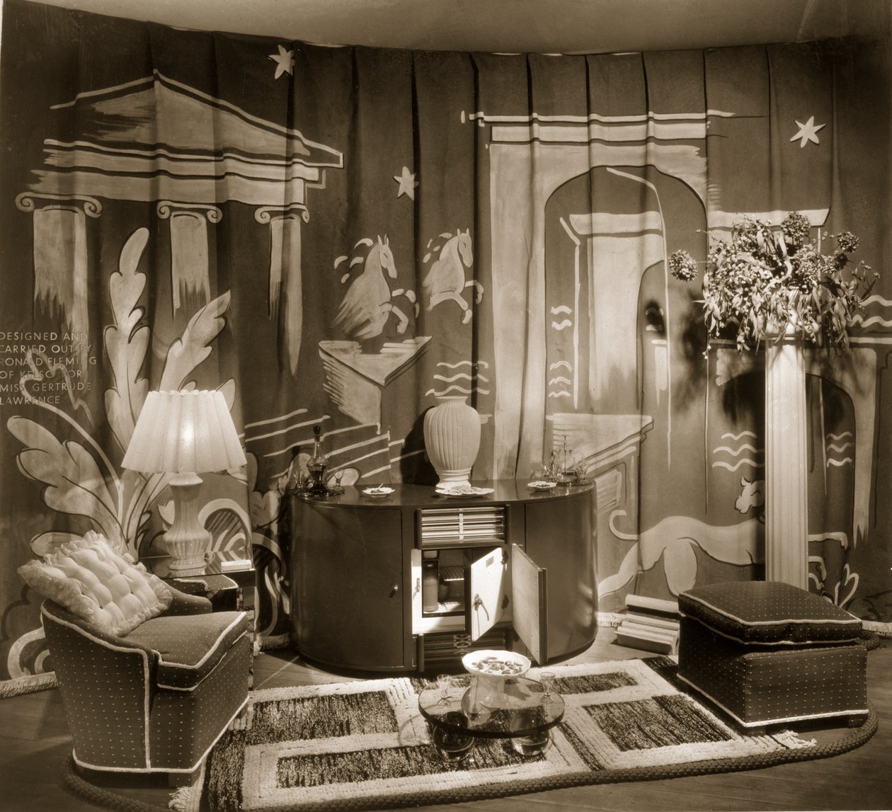 Stand commerciale decorativo a Dorland Hall con tessuto appeso, anni 1940 da English Photographer
