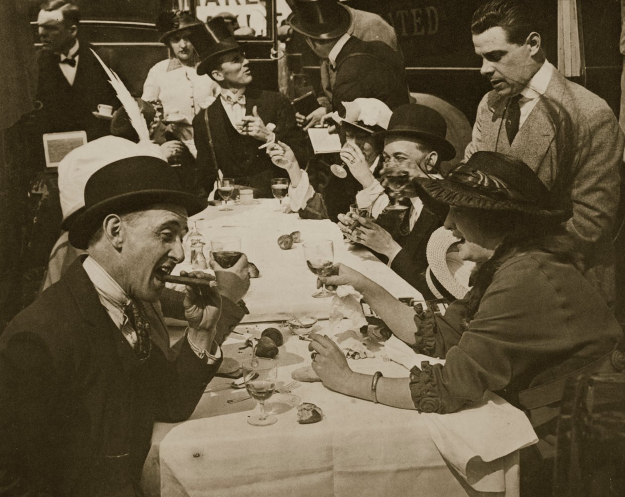 Festa del pranzo del Derby Day, stampa di Horace W. Nichols, c.1910 da English Photographer