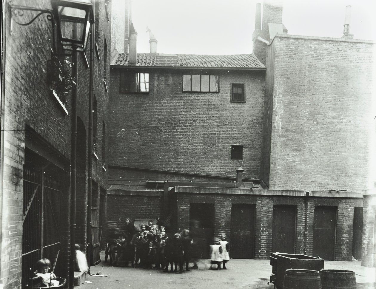 Dufferin Street: Costermongers Buildings, Londra, 1896 da English Photographer