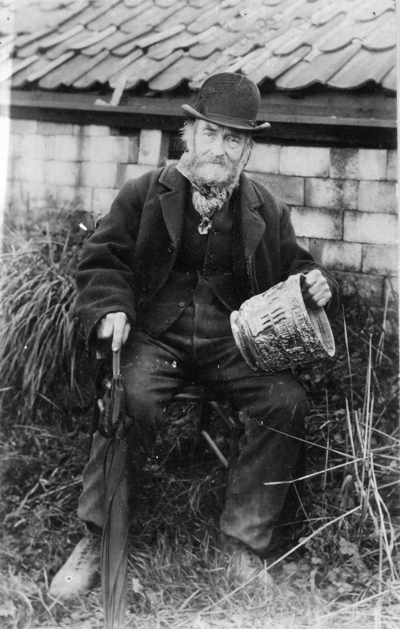 Edward Bingham con uno dei suoi disegni di Castle Hedingham Ware da English Photographer