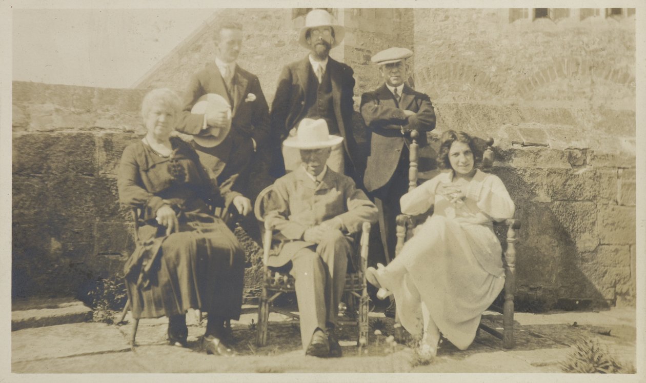 Edward Hudson e amici, Lindisfarne, c.1918 da English Photographer