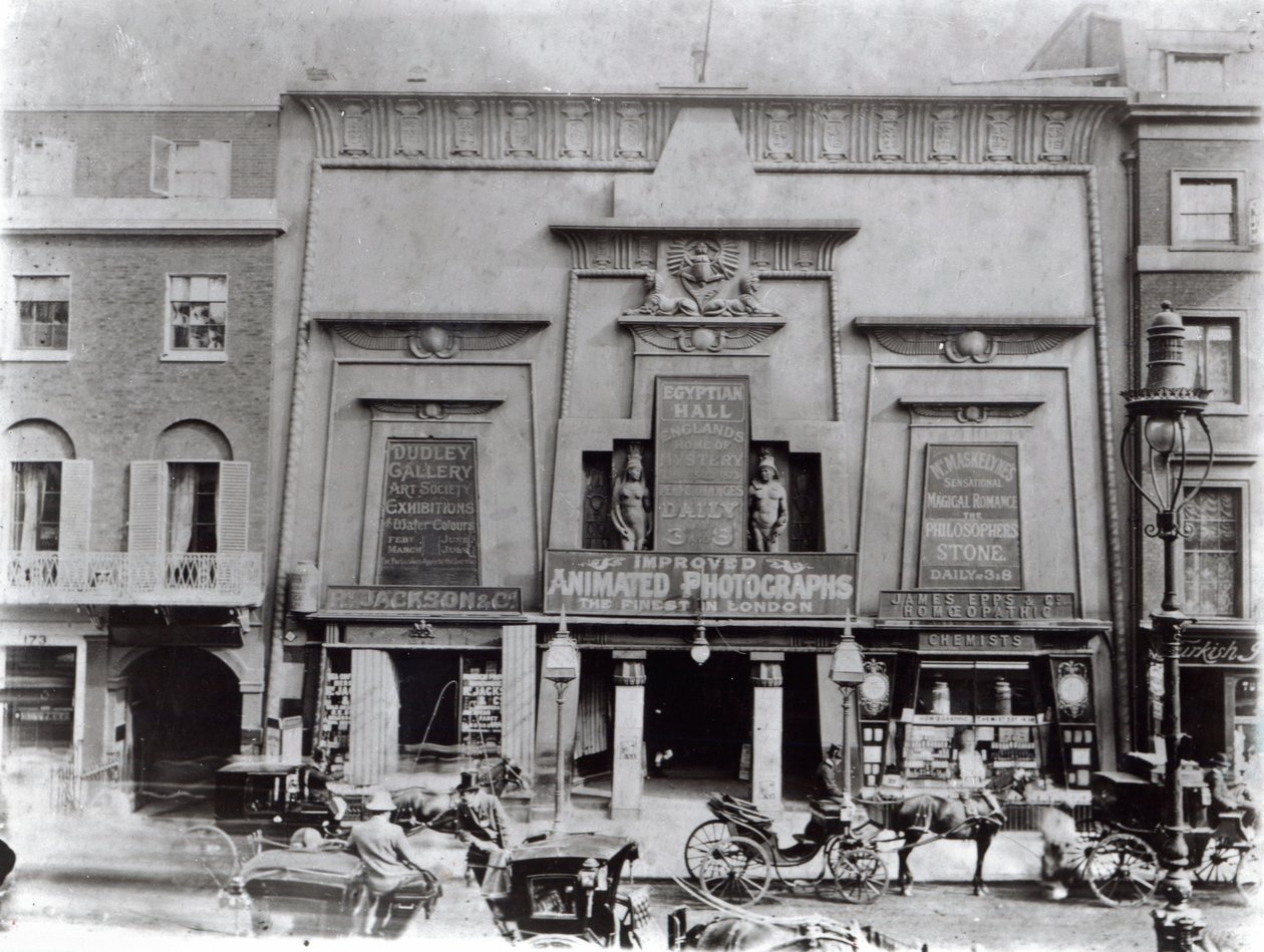 Egyptian Hall, Piccadilly 1895 da English Photographer