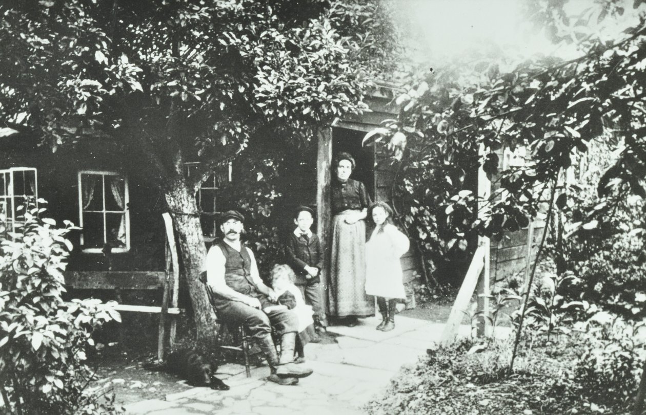 Elder Road: Rose Cottage, 1890 da English Photographer