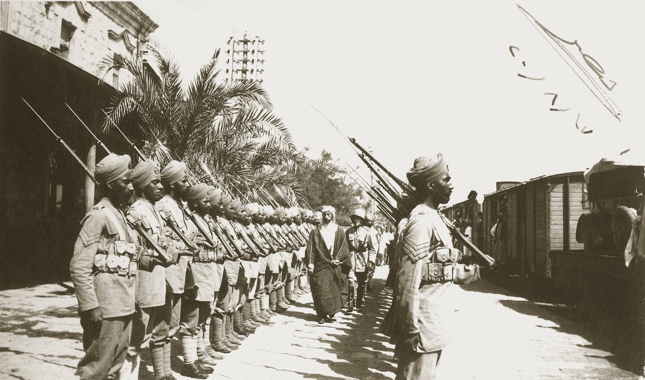 Emiro Faisal alla stazione di Lydda, Palestina, con Sir Herbert Samuel, 1920 da English Photographer