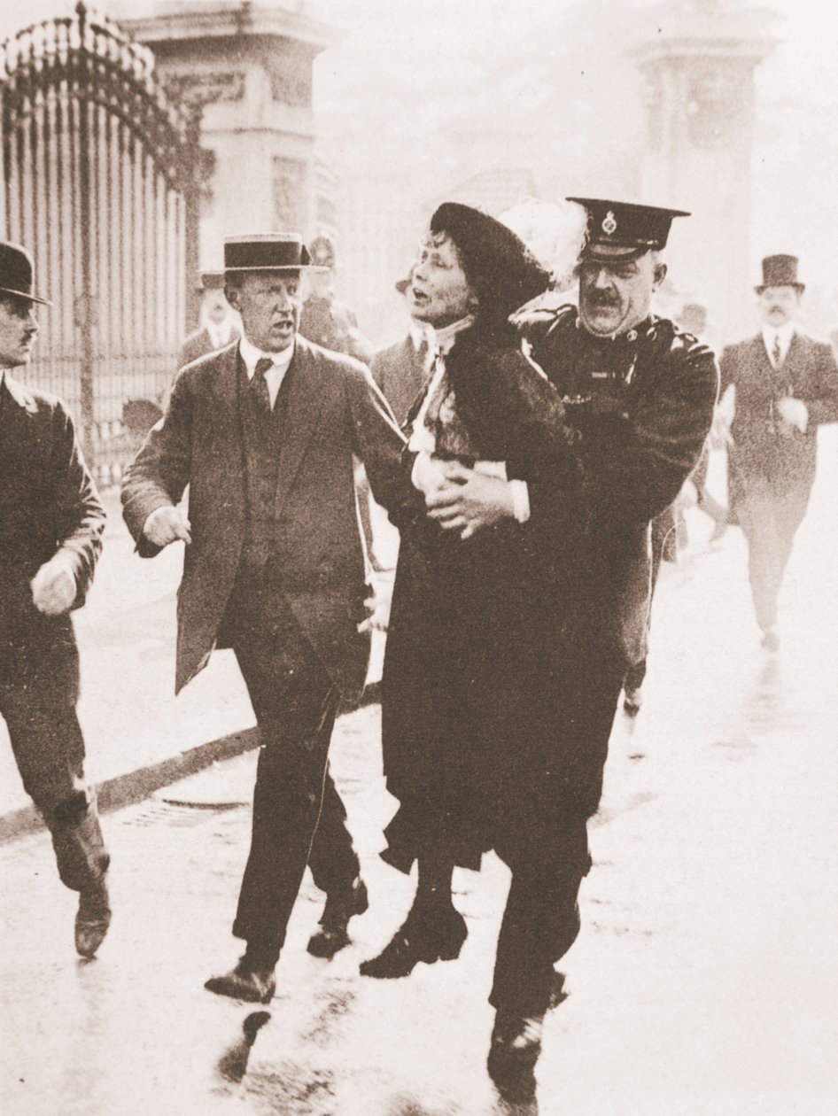 Arresto di Emmeline Pankhurst fuori da Buckingham Palace, mentre cercava di presentare una petizione al re, 21 maggio 1914 da English Photographer