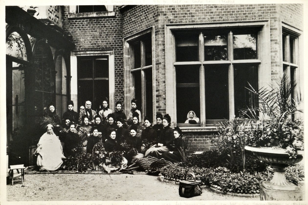 Florence Nightingale, Sir Harry e Lady Verney, e infermiere Nightingale a Claydon House, 1886 da English Photographer