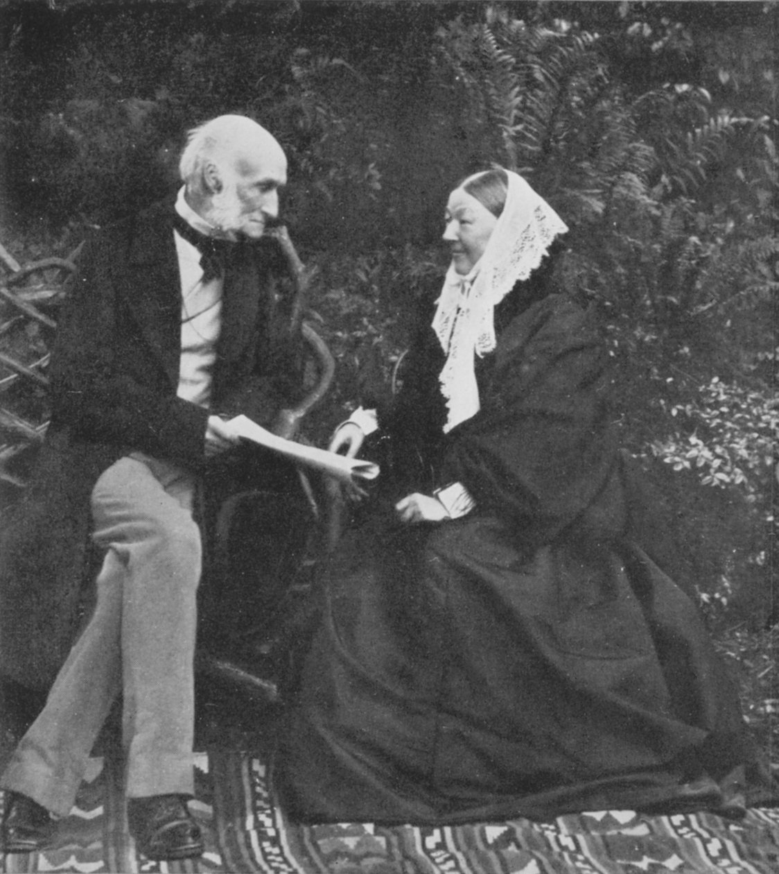 Florence Nightingale e Sir Harry Verney sul prato a Claydon House, 1889 da English Photographer