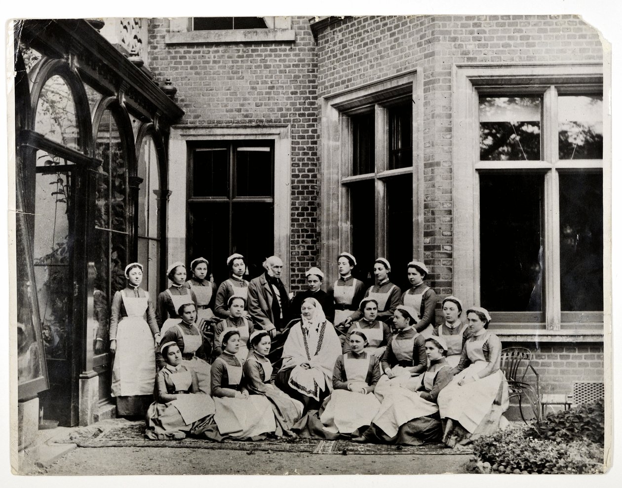Florence Nightingale con Sir Harry Verney e Miss Crossland, al centro di un gruppo di infermiere a Claydon House, 1886 da English Photographer