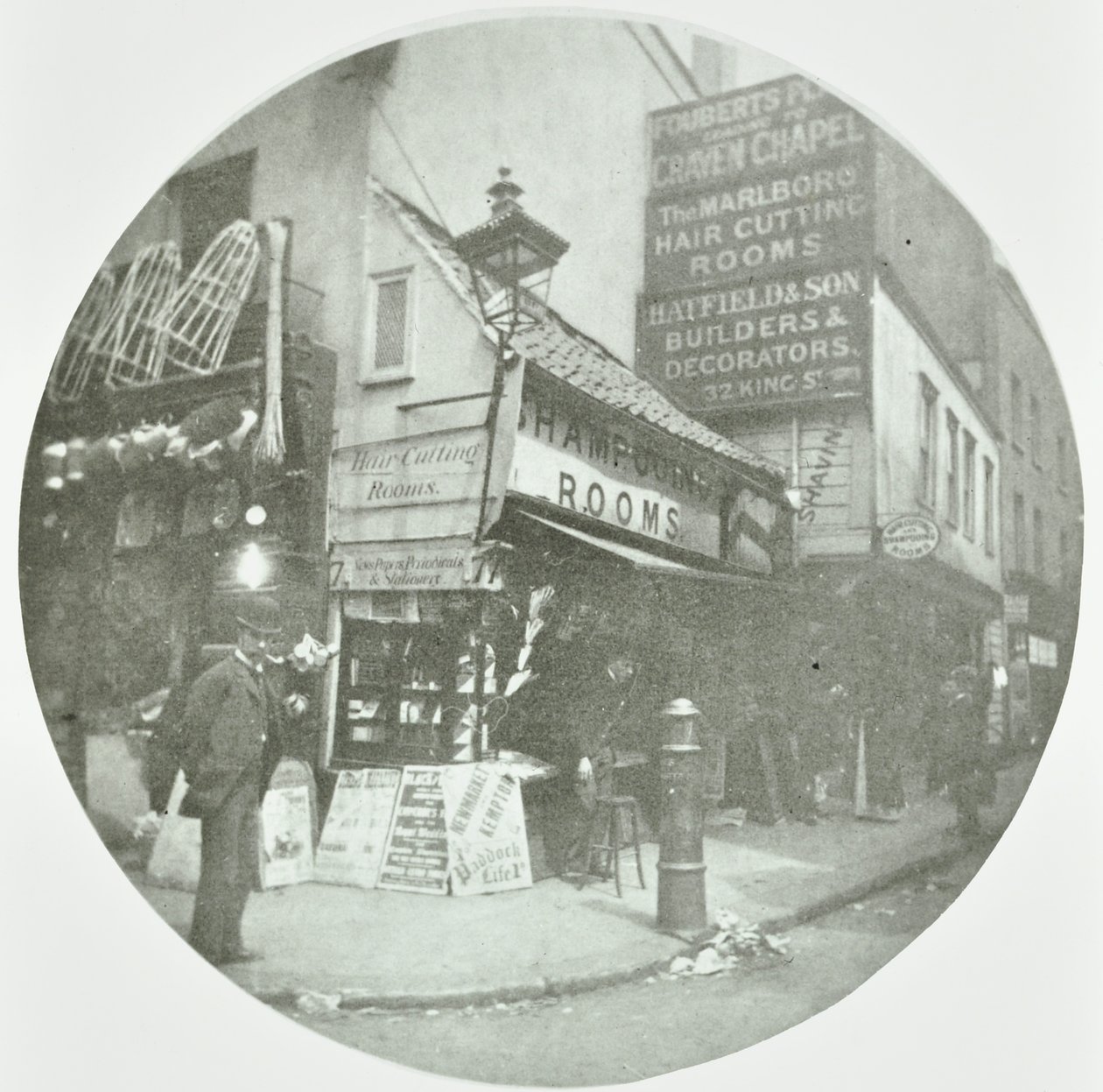 Fouberts Place, Westminster LB: vicino a Kingly Street, 1890 da English Photographer
