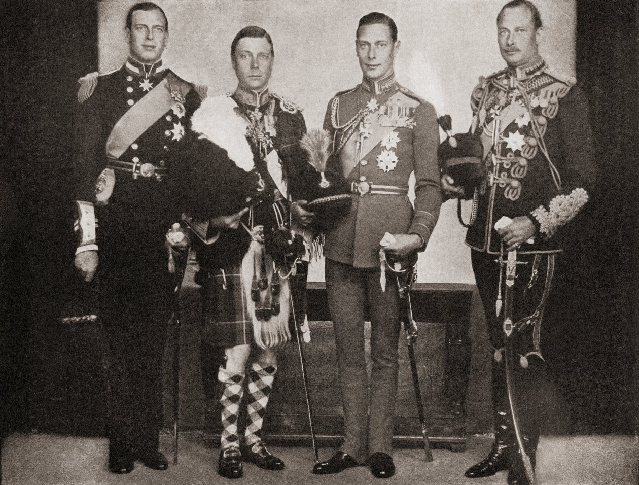 Quattro dei cinque figli di Re Giorgio V, da sinistra a destra, Principe Giorgio, Duca di Kent, Re Edoardo VIII, poi Duca di Windsor, Principe Alberto, Duca di York, poi Re Giorgio VI, Principe Enrico, Duca da English Photographer