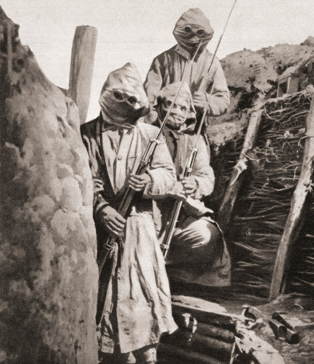 Fanteria francese durante la Prima Guerra Mondiale con respiratori per proteggersi dal gas velenoso tedesco, da The Illustrated War News, 1915 da English Photographer